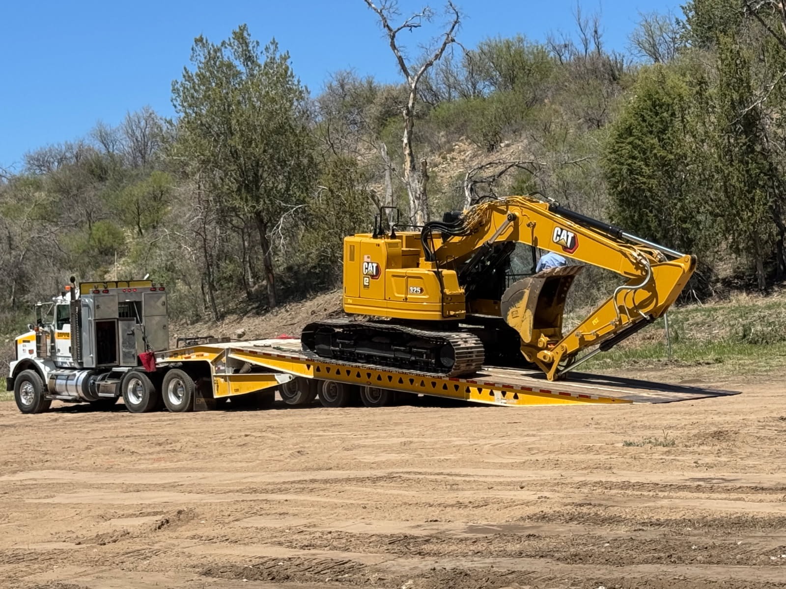 Excavadora CAT en transporte